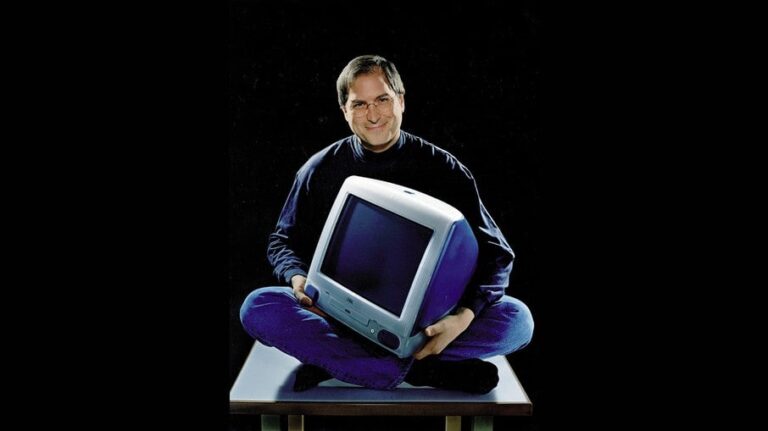 Steve Jobs posa com o primeiro iMac, lançado em 1998