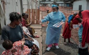 Pacientes recebem tratamento em um centro dedicado ao mpox no hospital geral de Nyiragongo, na cidade congolesa de Goma, em 16 de agosto de 2024