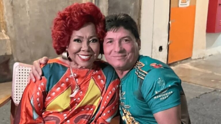 Alcione visita casa de fã na Paraíba