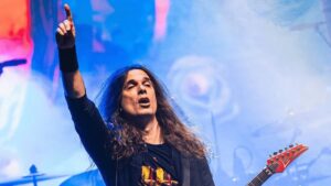 Angra anuncia Kiko Loureiro como participação especial em turnê no Brasil