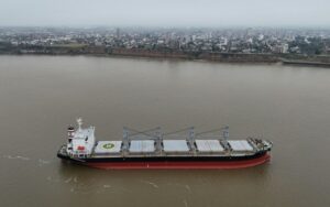 Vista aérea do navio Ina-Lotte, com bandeira da Libéria, em frente à cidade de Rosário (Argentina) em 21 de agosto de 2024