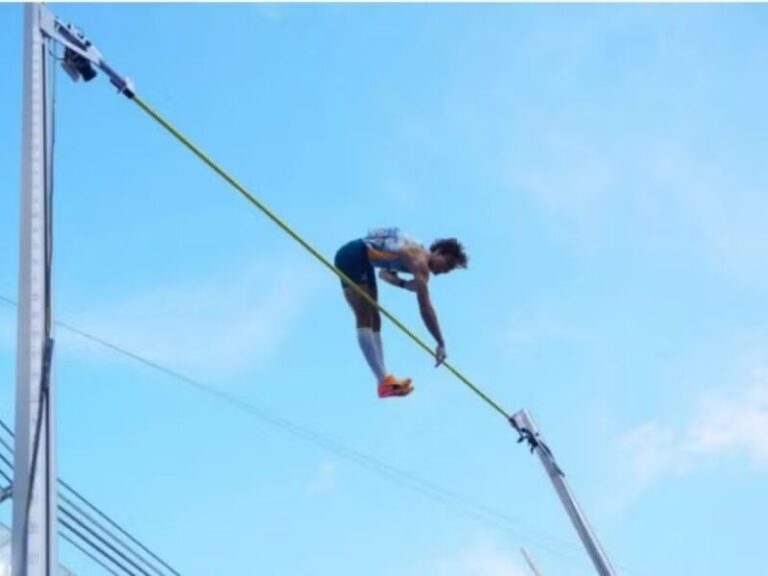Armand Duplantis quebra seu próprio recorde mundial no salto com vara
