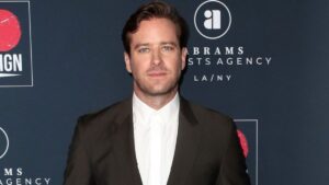 Armie Hammer vende caminhonete por não ter dinheiro para combustível