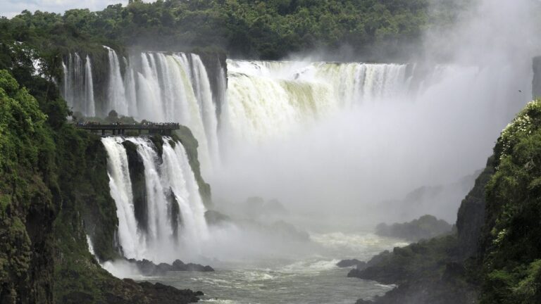 Cataratas do Iguaçu: acesso à Garganta do Diabo é reaberto no lado argentino