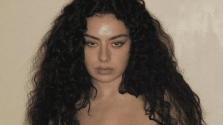 Charli xcx anuncia novo remix da faixa ‘Guess’