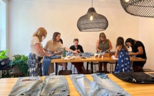 A artesã têxtil Sophie Canter ensina métodos de conserto de roupas durante workshop no bairro de Georgetown, em Washington, Estados Unidos, no dia 3 de agosto de 2024