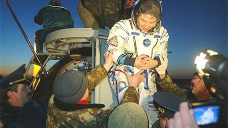 O Astronauta Marcos Pontes é retirado da nave Soyuz, logo após a aterrissagem nas proximidades da cidade Arkalyk, Cazaquistão.