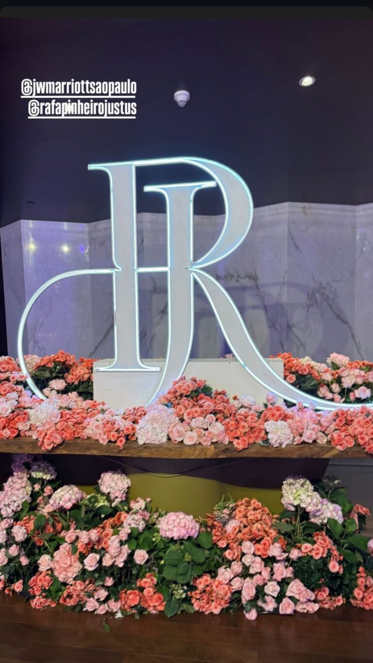 Para decorar o salão do hotel luxuoso em São Paulo, Rafa apostou em muitas flores em tons de rosa. O local também mesclou as flores com a tecnologia. Reprodução/Instagram