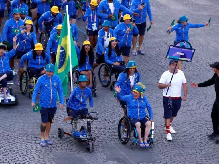 Delegação brasileira brilha na abertura dos Jogos Paralímpicos Paris 2024