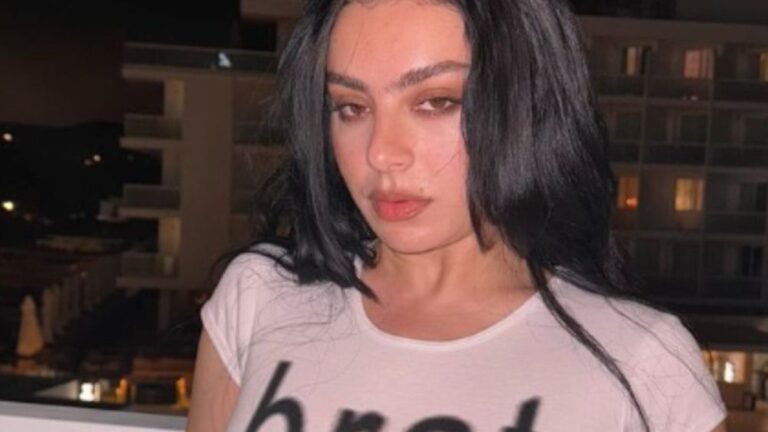 Descobrimos qual hidratante labial não sai da bolsa de Charli XCX