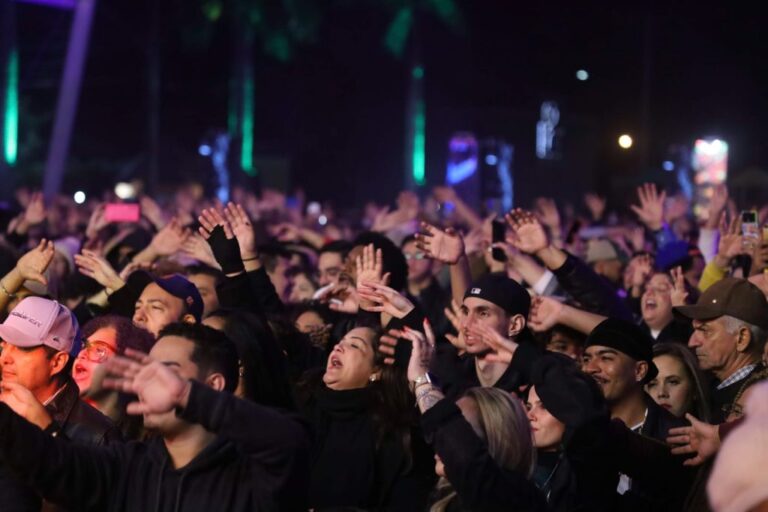 Em show cheio de energia, Olodum e Sandra Sá levam multidão para o Palco Lua