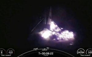 O propulsor do foguete Falcon 9 explodiu durante a descida