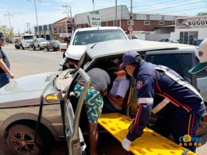 Idoso fica ferido em colisão entre carro e caminhonete na Avenida Virgínia Ferreira