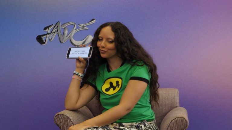Jade aprende trechos de Angel Of My Dreams em português com a CAPRICHO