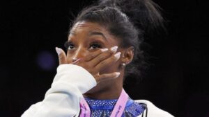 Mãe de Simone Biles pede o perdão da filha após abandono por vício em drogas