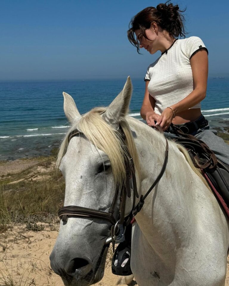 Mariana Goldfarb surge cavalgando no Instagram Instagram