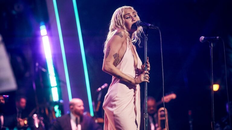 Miley Cyrus recebe homenagem e se torna a “Lenda da Disney” mais jovem