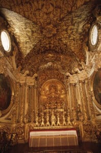 A Igreja Matriz de Santo Antonio tem altar de talha dourada em estilo barroco, lustre de prata e teto feito de madeira e ouro