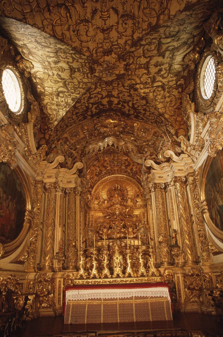 A Igreja Matriz de Santo Antonio tem altar de talha dourada em estilo barroco, lustre de prata e teto feito de madeira e ouro