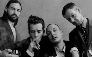 O processo milionário que a banda The 1975 sofreu por um beijo gay do vocalista