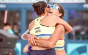 Olimpíadas 2024 | Como assistir a Duda e Ana Patrícia na semi do vôlei de praia