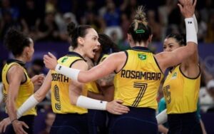 Olimpíadas 2024 | Como assistir à disputa de bronze do Brasil no vôlei feminino