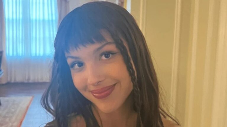 Olivia Rodrigo fala sobre relacionamentos passados durante show