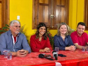 PT lança Camila Jara em evento com Gleisi Hoffman
