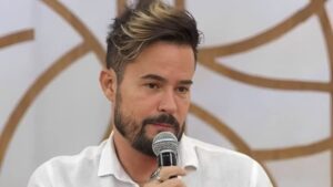 Paulo Vilhena choca público e diz que já organizou várias surubas: 'Gritos de prazer'