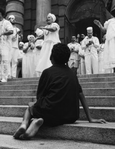 menino-cidade-cinza-escadaria-procissao-fotografia-documental