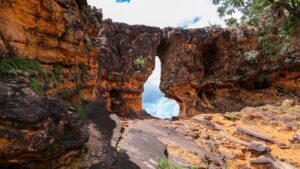 Portal da Chapada emoldura paisagem e nascer o sol da Chapada das Mesas