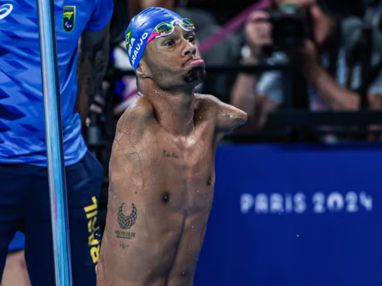 Primeiro ouro! Gabrielzinho conquista pódio na natação nas Paralimpíadas