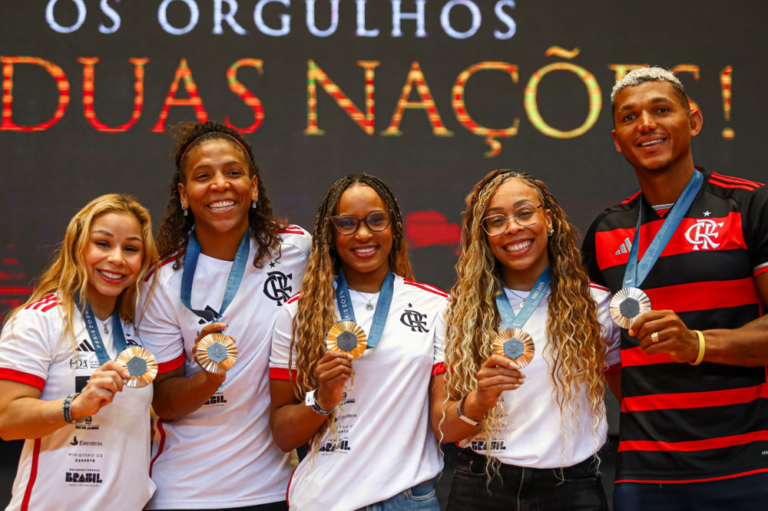 Rebeca Andrade e Isaquias recebem recepção calorosa da torcida brasileira