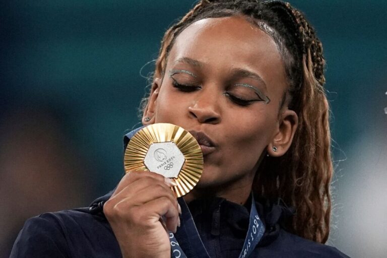 Rebeca Andrade beija a medalha de ouro