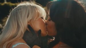 Sabrina Carpenter e Jenna Ortega ilustram rivalidade em clipe de Taste