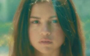 Selena Gomez lança o single 'Fetish' em vinil compacto colorido