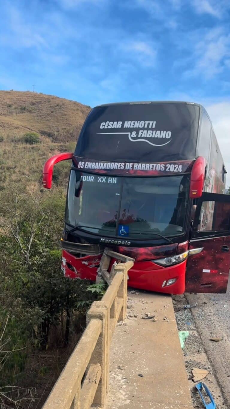 O cantor, dupla de Fabiano, mostrou imagens do acidente na BR-262, no interior de Minas Gerais Reprodução/Instagram