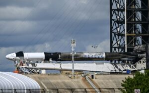 Um foguete SpaceX Falcon 9 no Complexo de Lançamento 39A no Centro Espacial Kennedy, na Flórida