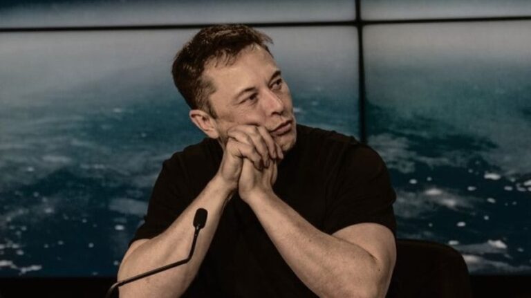 Elon Musk comprou o antigo Twitter e tem empresa de internet, foguetes e mais