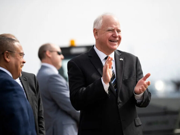 Tim Walz é anunciado como vice na chapa de Kamala Harris