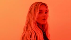 Tones and I lança 'Beautifully Ordinary' o 2º álbum de sua carreira