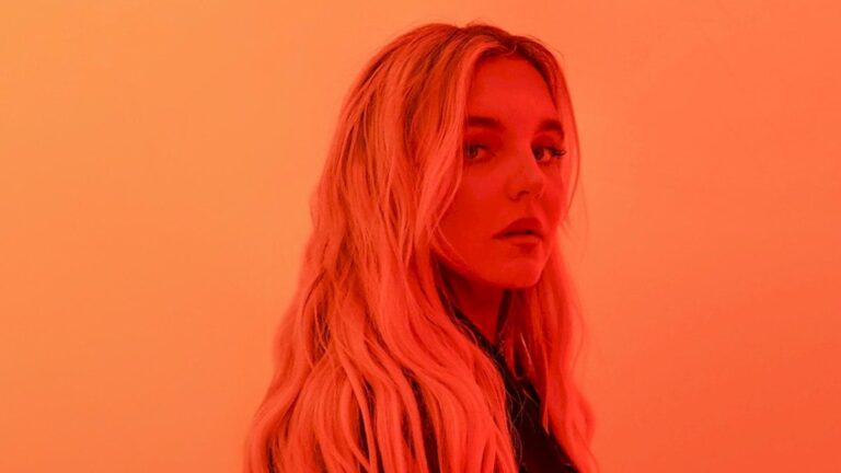 Tones and I lança 'Beautifully Ordinary' o 2º álbum de sua carreira