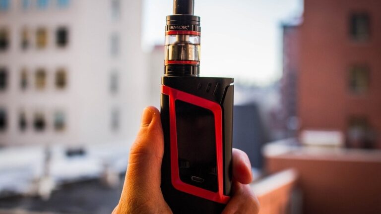 Vape no avião: o que diz a Anac sobre cigarro eletrônico em voos