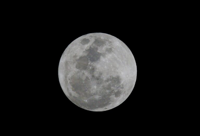 Superlua azul vista em São Paulo, em 30/08/2023 Paulo Pinto/Agência Brasil