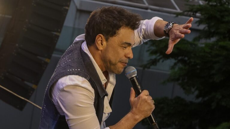 Zezé Di Camargo perde a paciência e dá bronca em outros artistas durante show em Barretos
