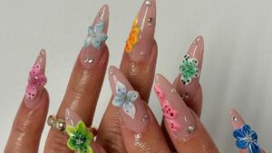 ‘Unhas de hibisco’ é a próxima tendência de nail art floral e colorida