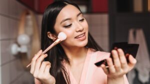 6 dicas que te ajudam a aplicar blush líquido sem manchar a pele