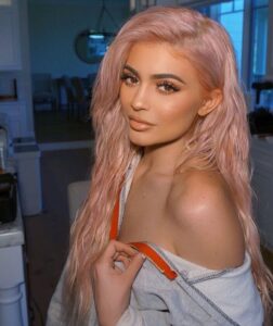 Cabelo ‘cherry blonde’ é tendência ao trazer tom rosé iluminado aos fios