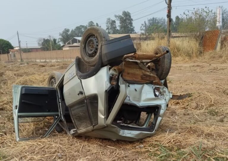 Colisão com carreta faz carro capotar e deixa motorista ferido na BR-163 em Coxim