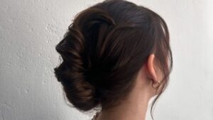 Coque ‘french twist’ é tendência de penteado que voltou dos anos 90